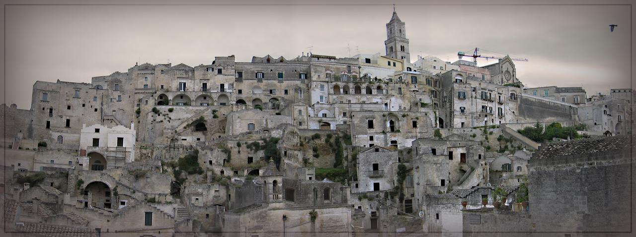 Sassi 景观与 Gravina 峡谷俯视