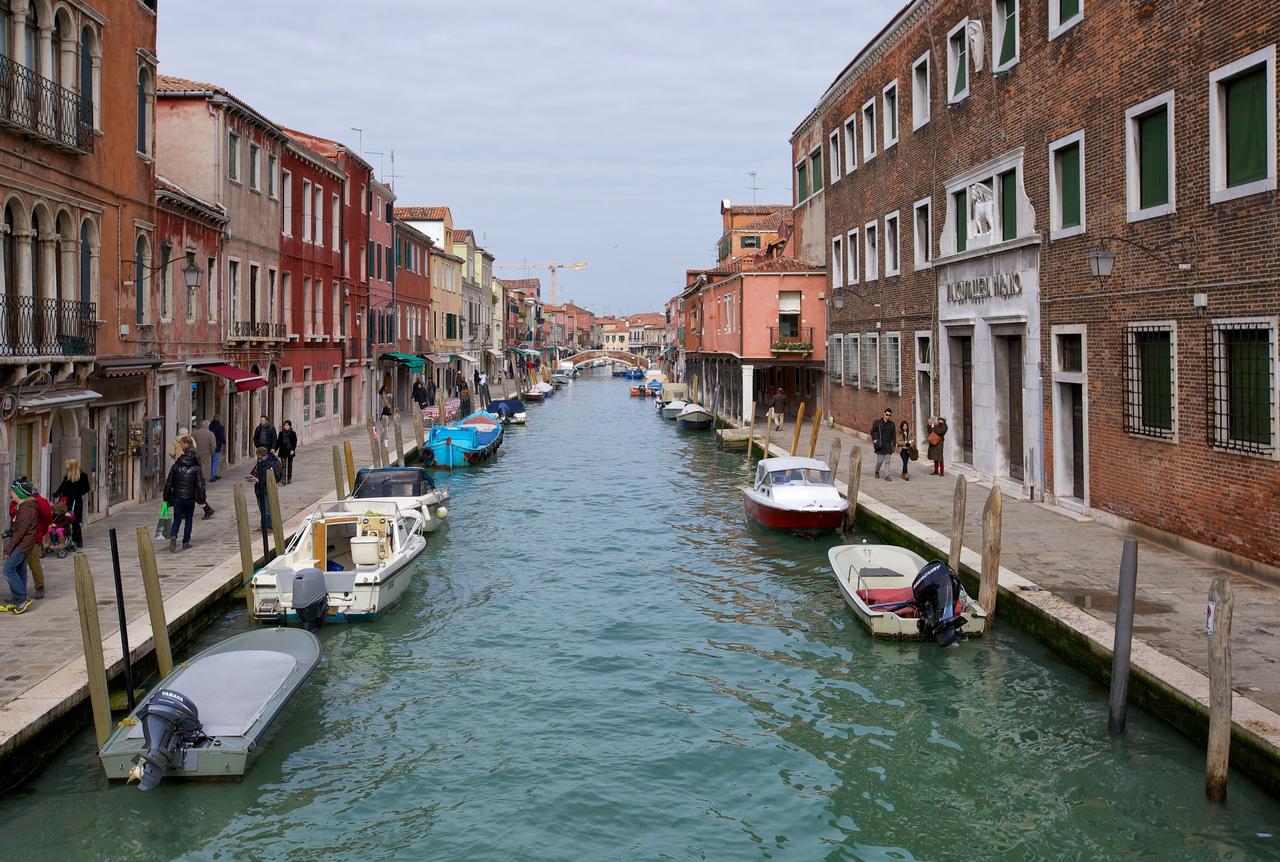 Murano 的玻璃匠运河 Rio dei Vetrai，两岸排列工坊和烟囱