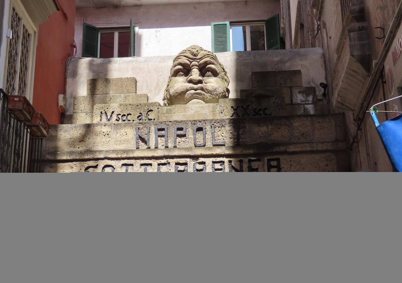 Piazza San Gaetano 上的 Napoli Sotterranea 入口，隐藏在街边门面中
