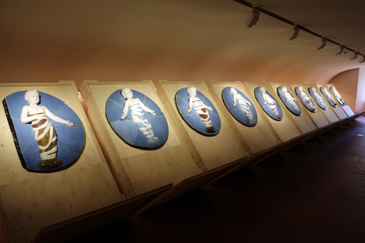 Andrea della Robbia 蓝白釉陶婴儿圆雕