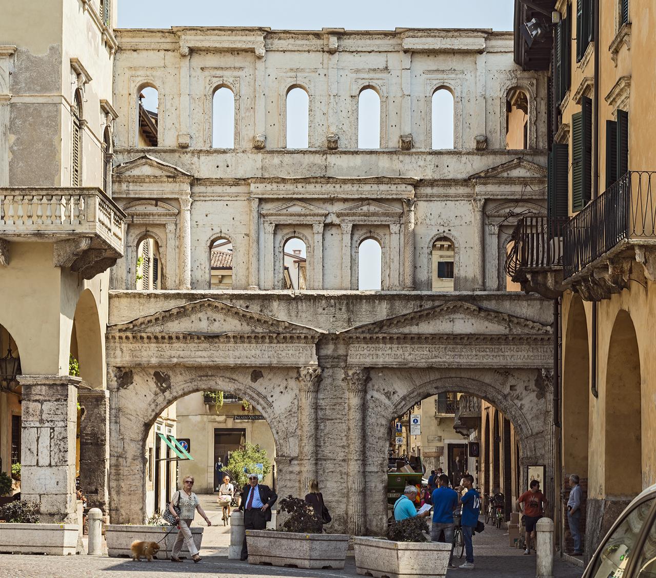 Porta Borsari 城门上下两层色差