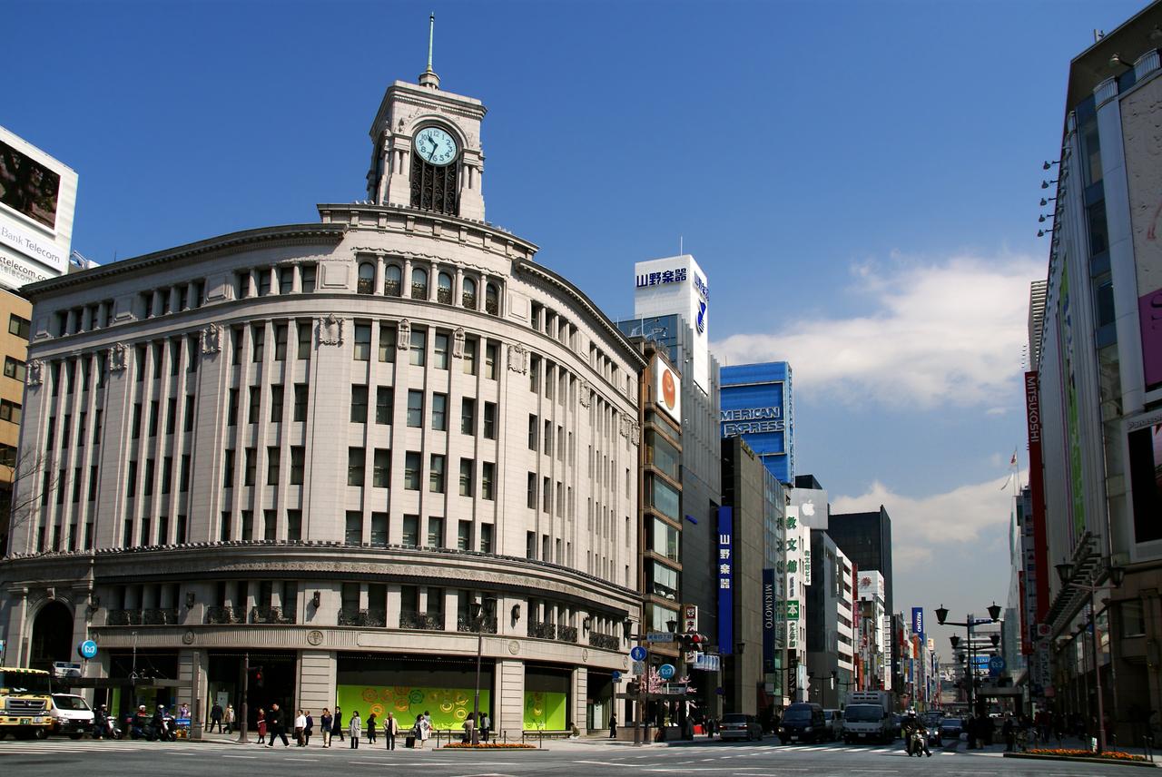 银座四丁目交差点所见和光钟塔，弧形花岗岩外墙面和四面文字盘钟塔