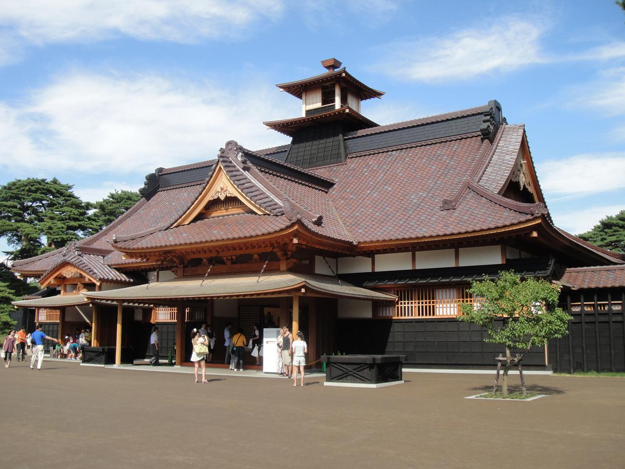 2010 年复原后的箱馆奉行所外景，使用传统木工技艺重建