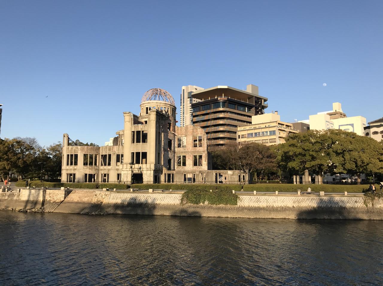 元安川对岸眺望原爆穹顶，钢架穹顶与砖墙轮廓完整