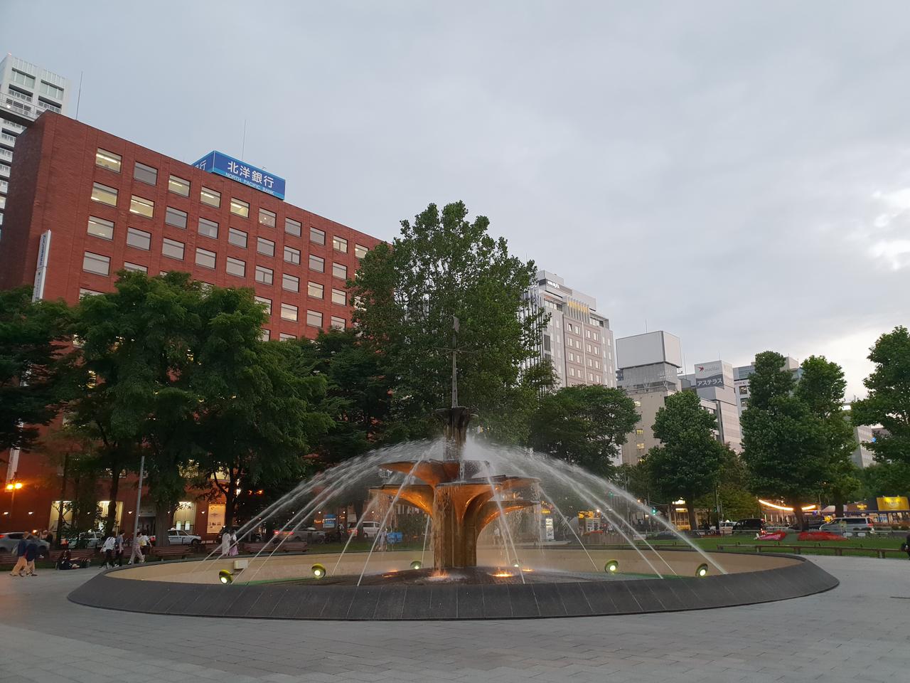 大通公园喷泉和绿带，这座公园原本是棋盘格规划中的防火带