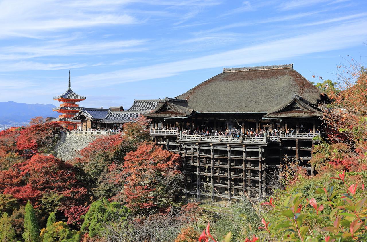 清水寺本堂及悬造舞台正面，木质平台从崖边伸出