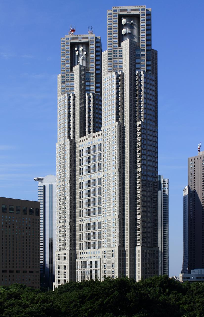 都厅建筑群全景：第一本厅舍（左）、第二本厅舍（中后）、都议会议事堂（右前）
