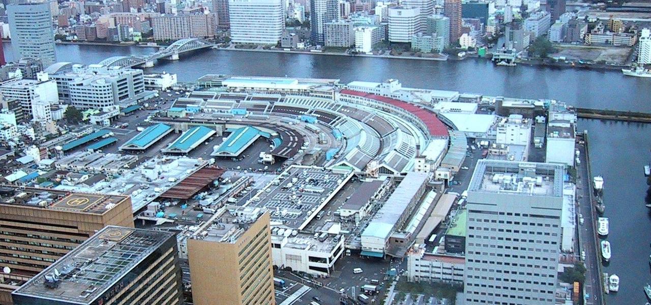 场外市场的街区鸟瞰，可见市场区域与周边高层建筑的对比