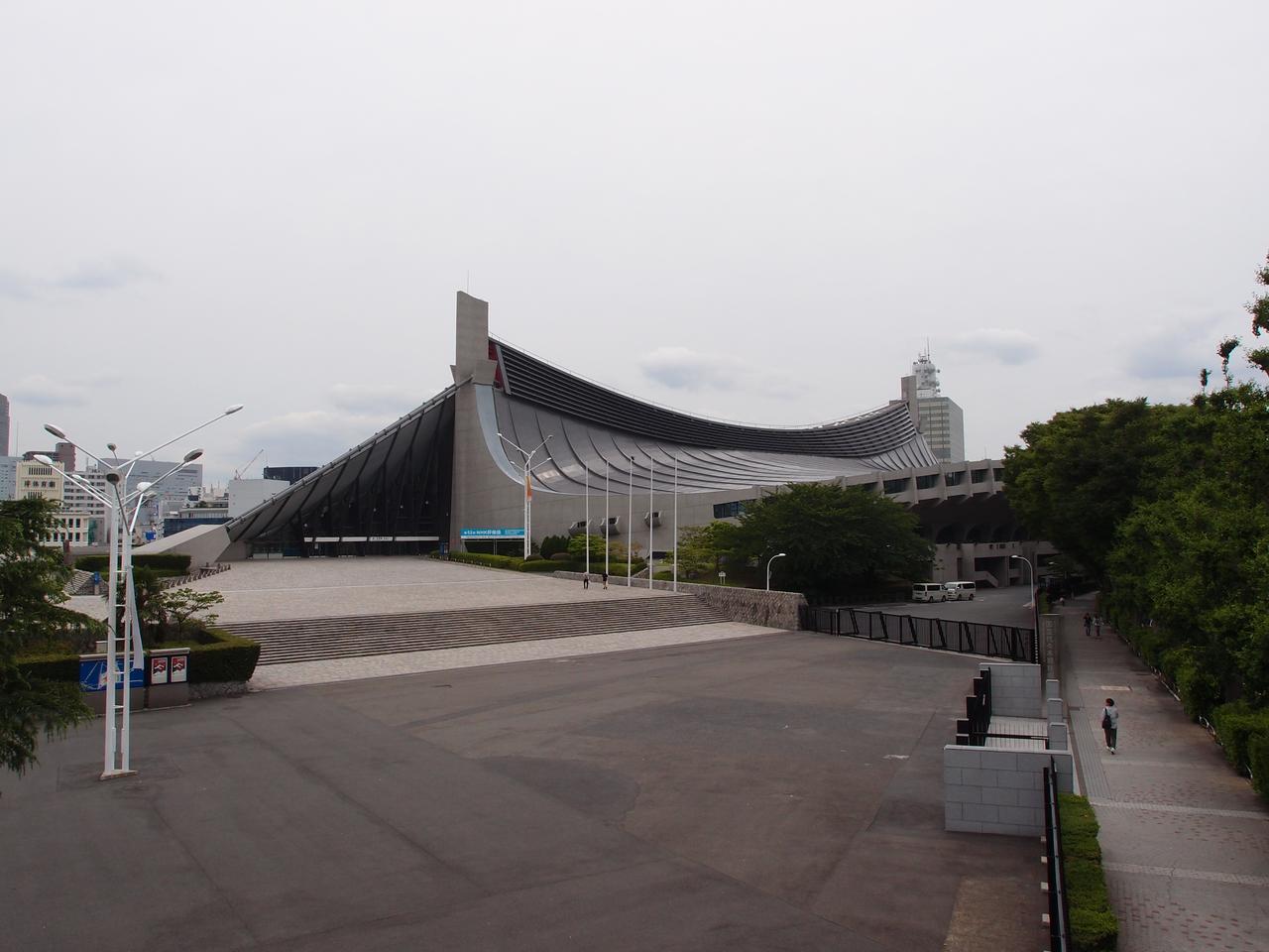 从原宿方向远望代代木竞技场的全景轮廓