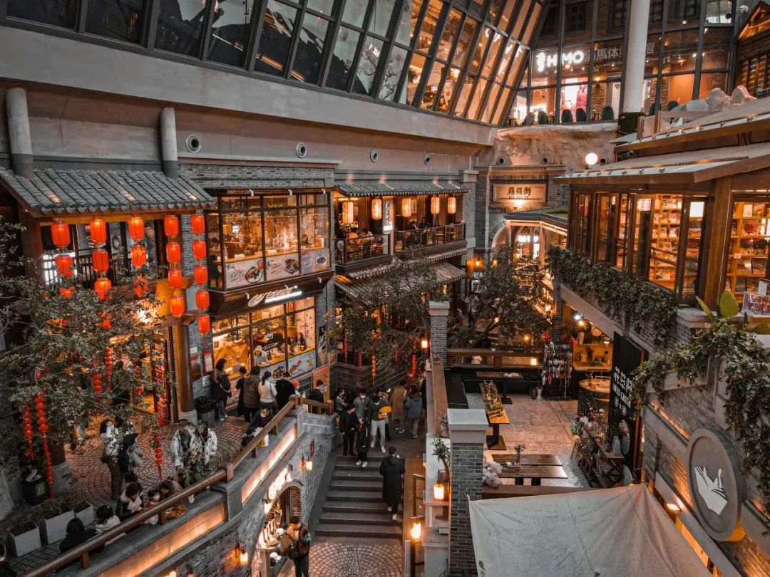 河南街商业步行街日间景象，牌楼和老字号店面沿街排列