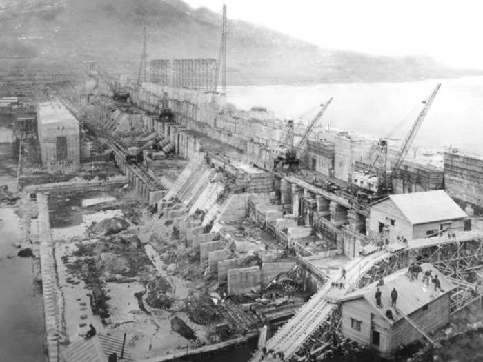 1941年建设中的丰满水电站，大坝混凝土浇筑施工场景