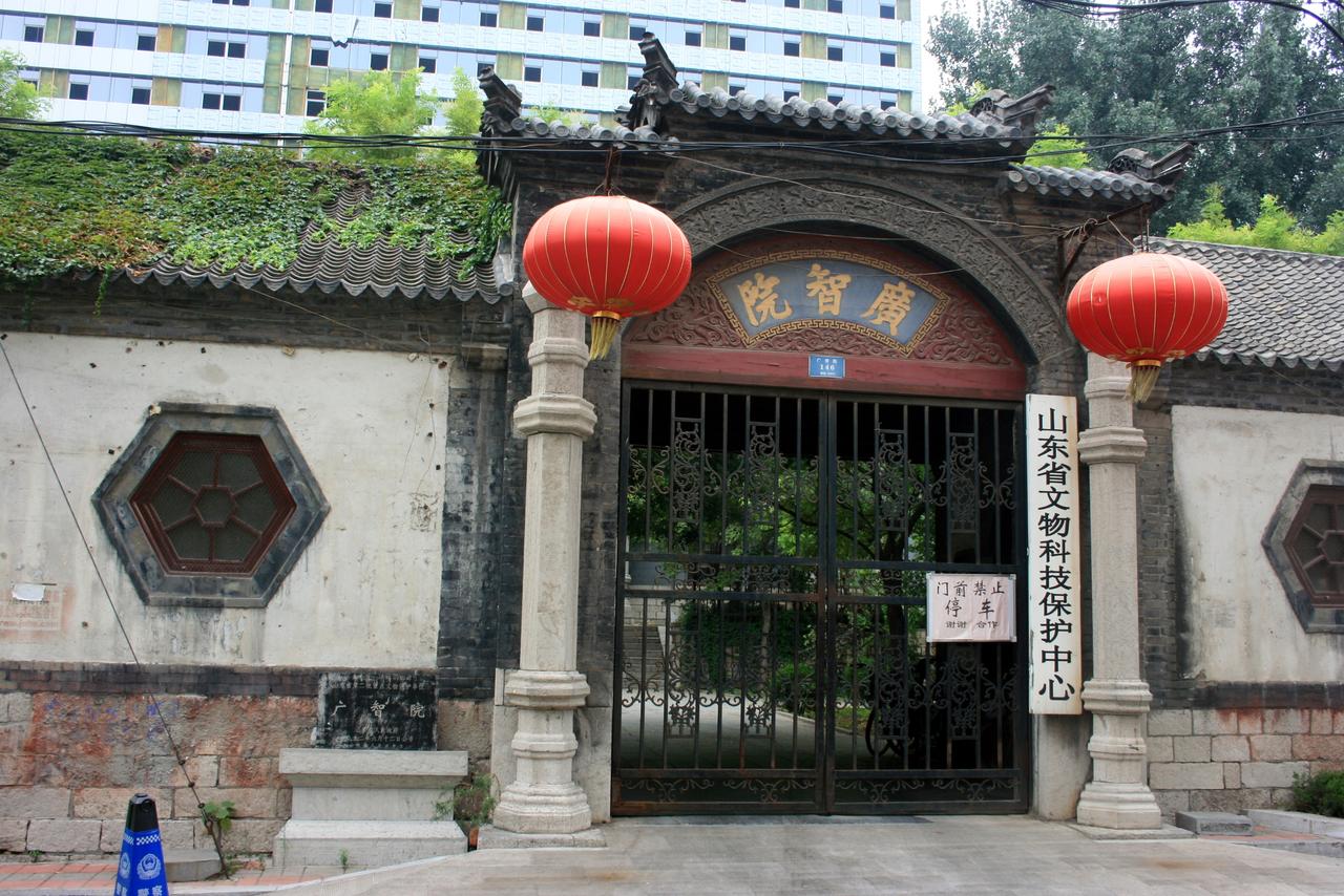 广智院大门，中式门楼配以石柱和半圆形拱券