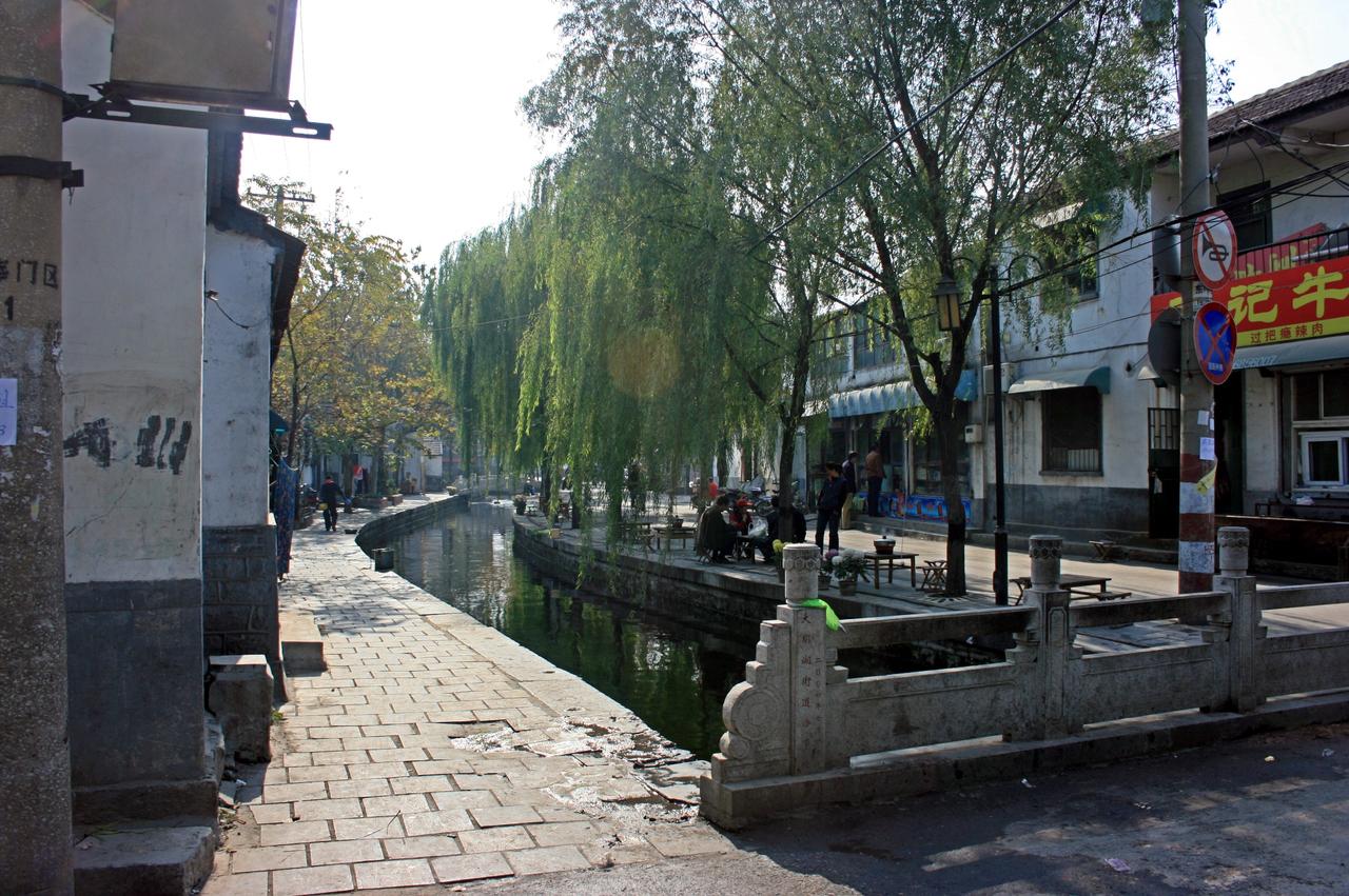 曲水亭街，青石板路沿曲水河延伸，泉水在明渠中流淌