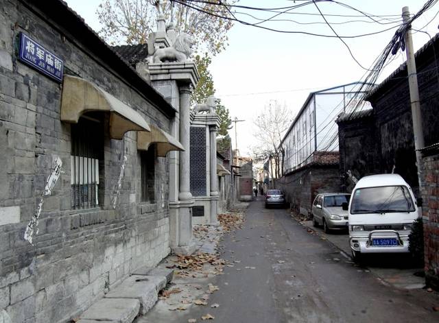 鞭指巷中段街景，西侧老建筑与东侧现代建筑并置