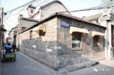 站在鞭指巷南口向北看，巷口窄、无商铺、两侧灰砖老墙