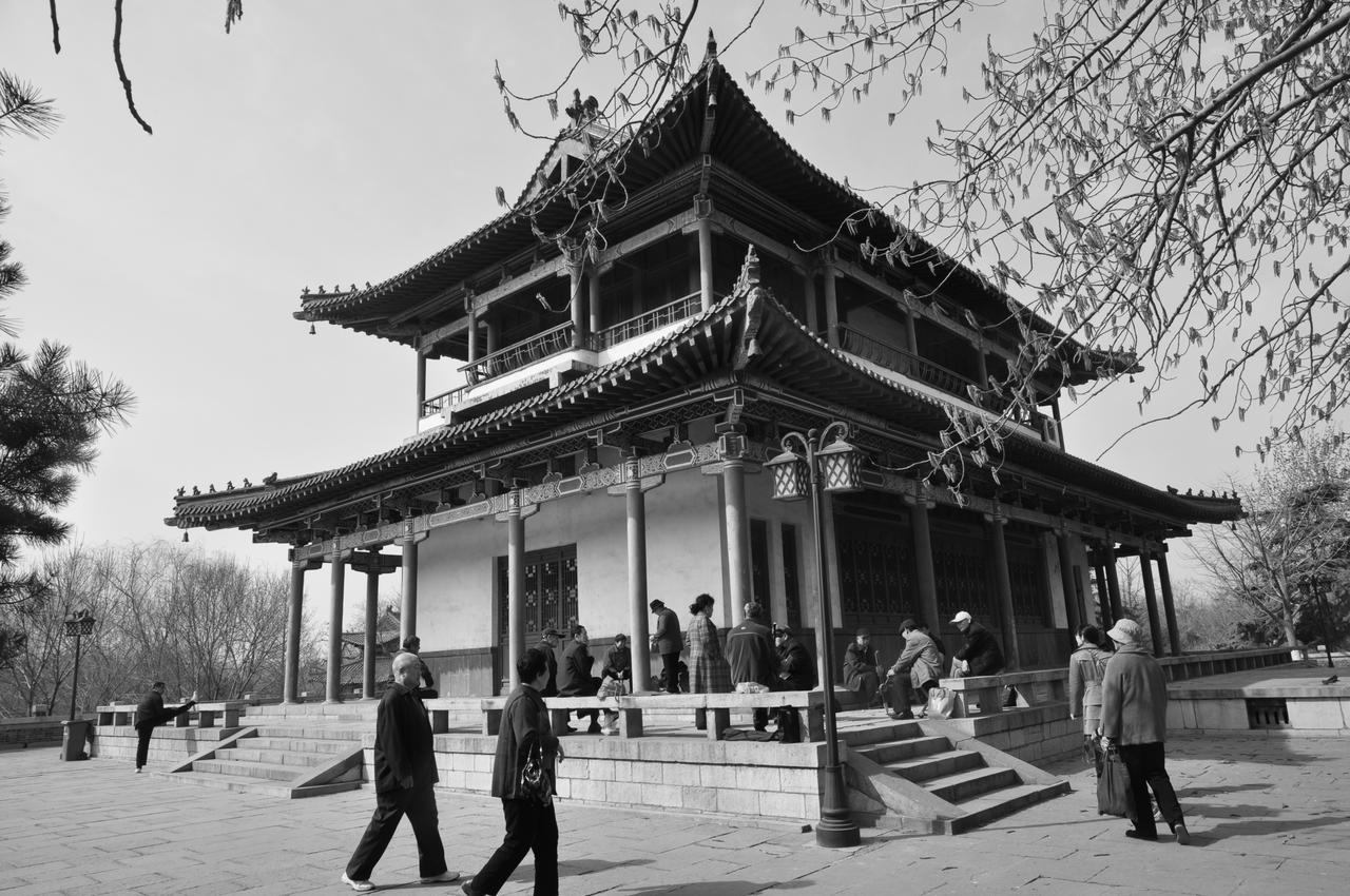 汇波楼远景，建在北水门之上的城楼，下方拱券即为水门闸口