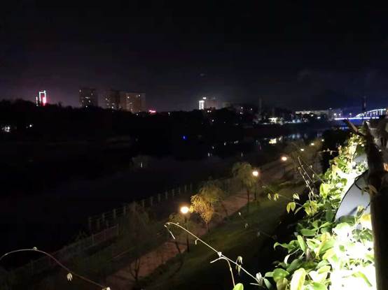 御窑景巷沿江步道夜景，昌江两岸灯光与中渡口改造后的亲水景观