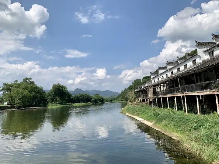 东埠古街石板路和两侧的老店铺，街面被磨得光滑发亮
