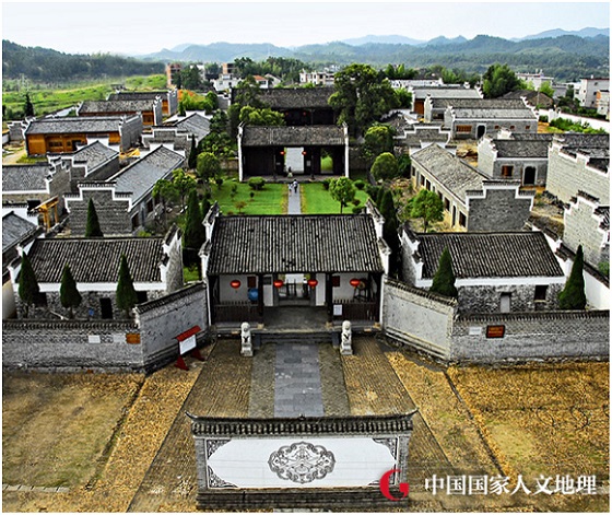 浮梁古城城门楼，红墙灰瓦的高大城门楼比普通县城城门高出约一倍