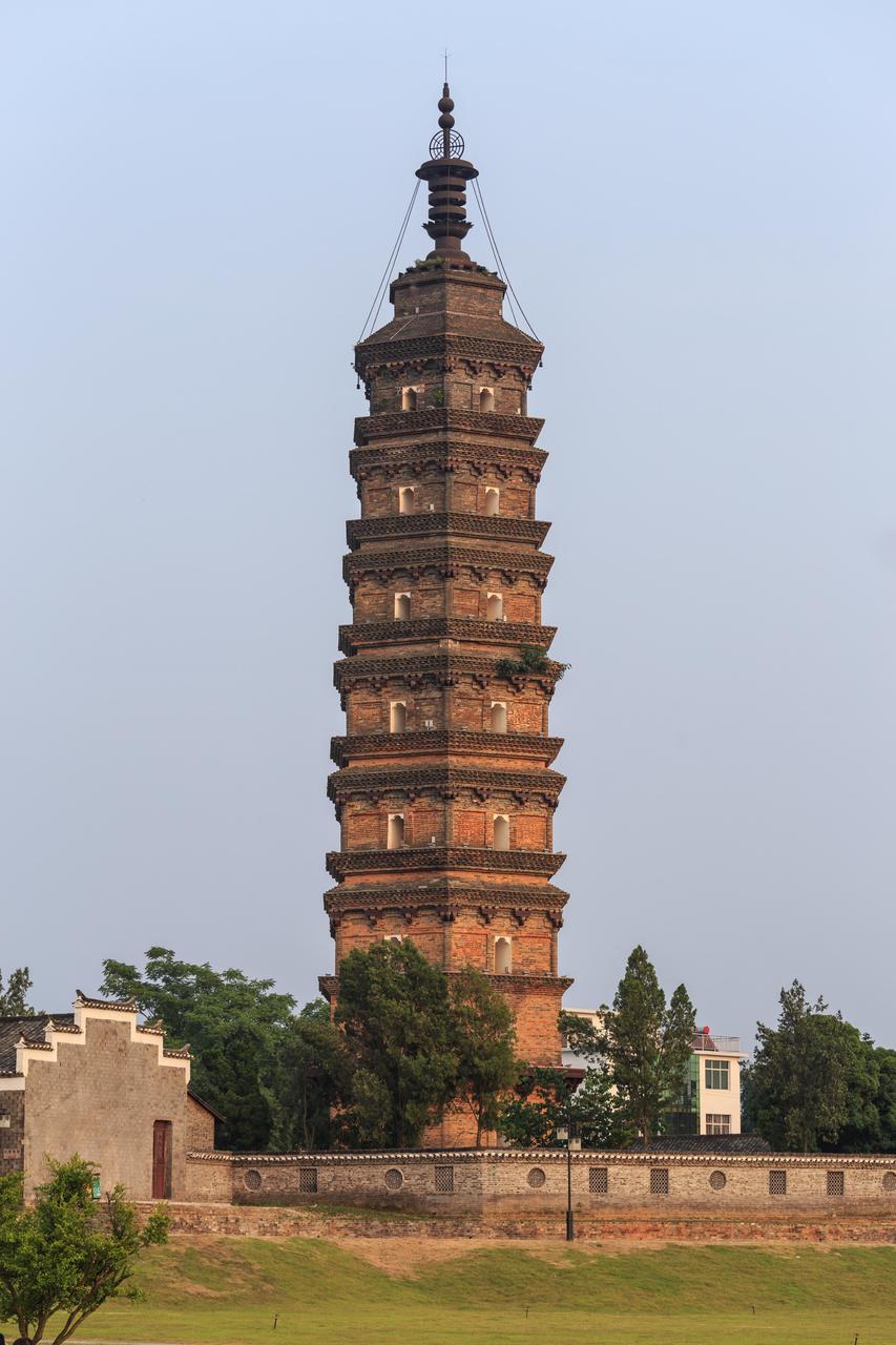 浮梁红塔（大圣宝塔），六面九层楼阁式砖塔，高约40米
