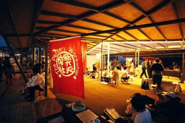 乐天陶社周六创意市集，年轻陶艺家在雕塑瓷厂老厂区设摊销售刚出窑的作品