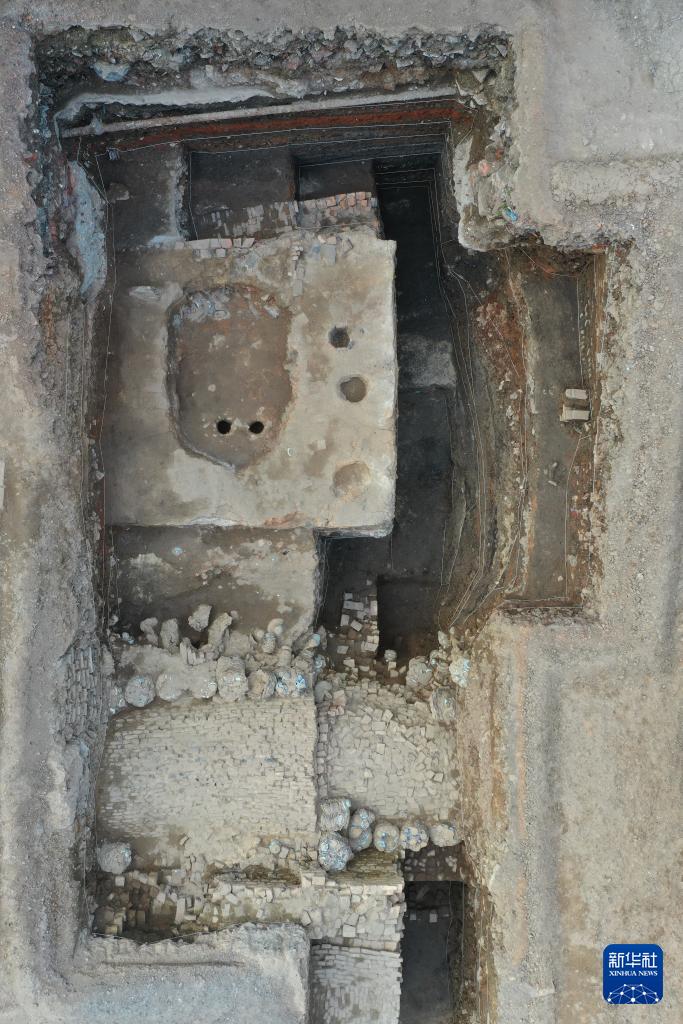 建溪码头考古发掘现场：砖铺地面、排水设施和作坊基址