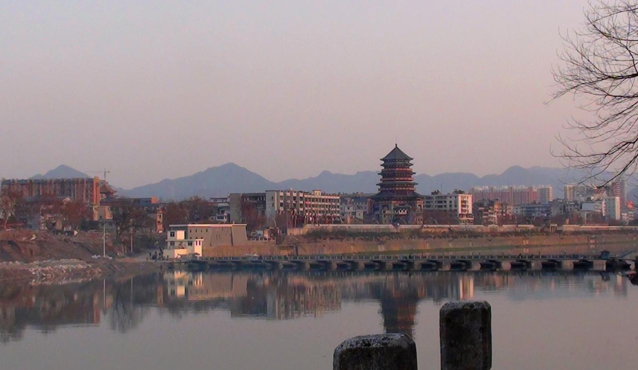 昌江两岸的景德镇城区，江面宽阔处曾是最繁忙的码头区