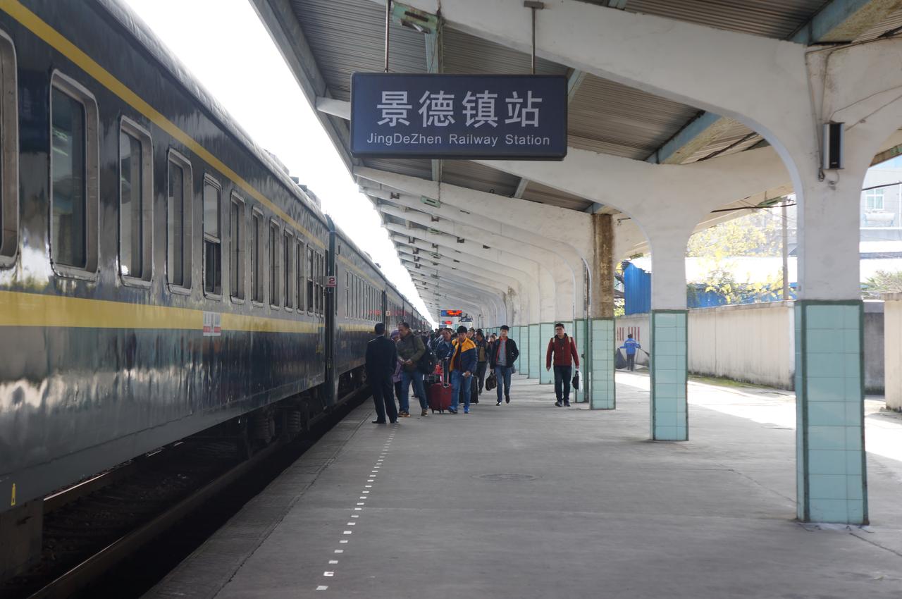 景德镇站一站台，皖赣铁路八十年代开通后至今仍在运营