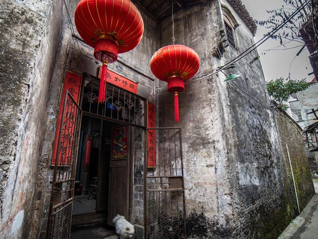 景德镇老里弄入口，挂红灯笼与传统对联的老窑砖门面