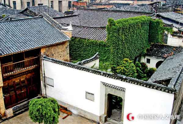 刘家弄古作坊群的窑砖墙体，墙面上嵌着匣钵和碎瓷片