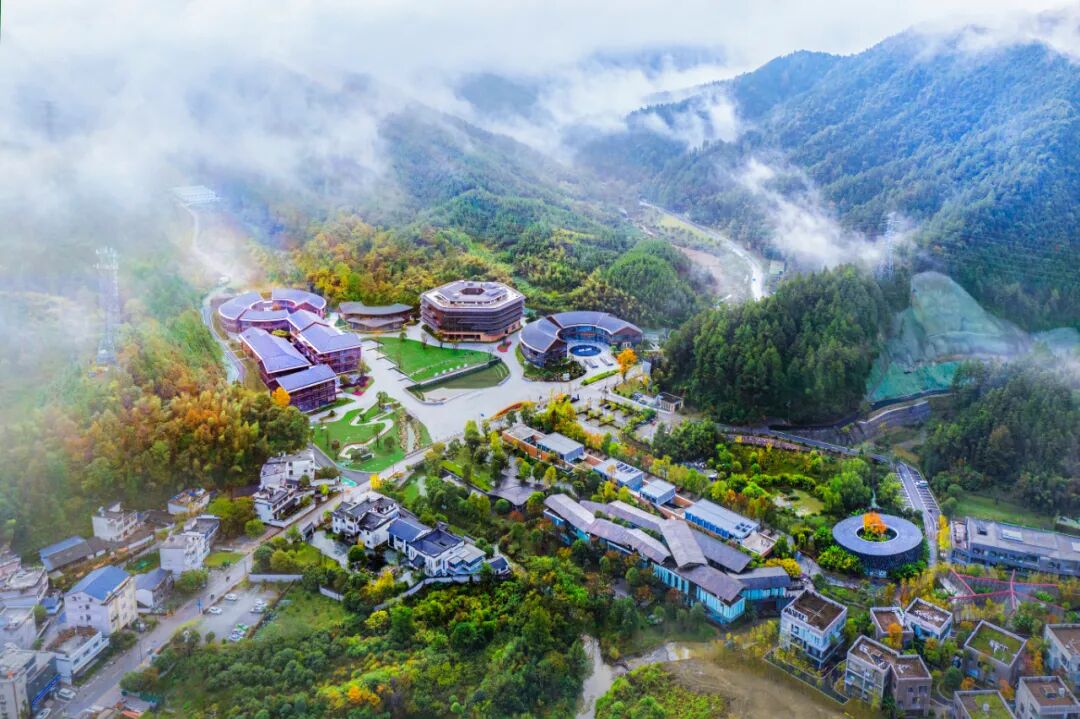 龙珠阁正面外观，红墙黄瓦的仿明重檐楼阁矗立在珠山山顶