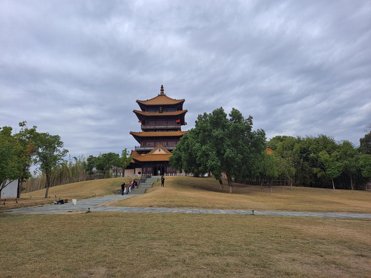龙珠阁外观，红墙黄瓦的仿明重檐楼阁立在珠山顶上