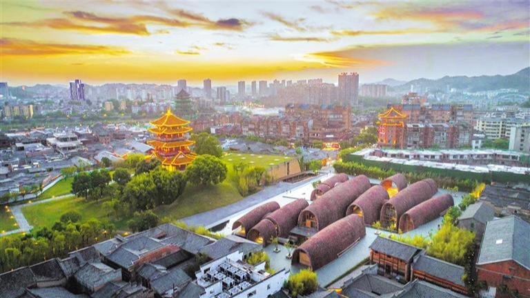 龙珠阁平台俯瞰御窑厂遗址和老城区，可见现代建筑与老里弄交织的肌理