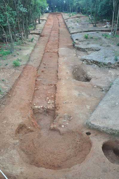 南窑遗址1号龙窑遗迹全景，由东往西拍摄，可见依山而建的斜坡式窑床结构