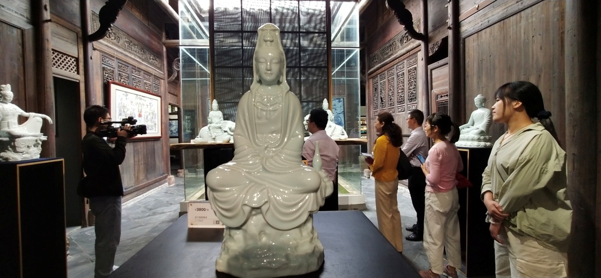 三宝村山谷中的工作室聚落，新旧建筑沿溪流和道路自然散布