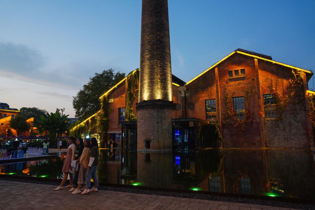 陶溪川文创街区夜景，锯齿形老厂房与亮灯的直播工作室