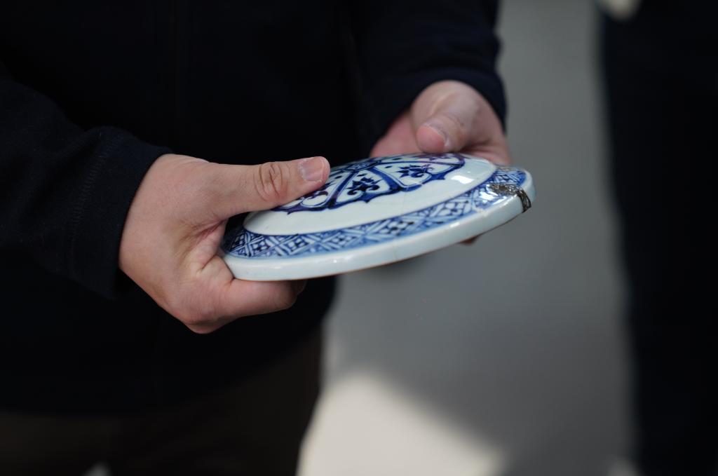 珠山北麓埋藏坑出土的成化时期瓷片堆积，密集堆叠的碎瓷是"次品砸碎"制度的直接物证
