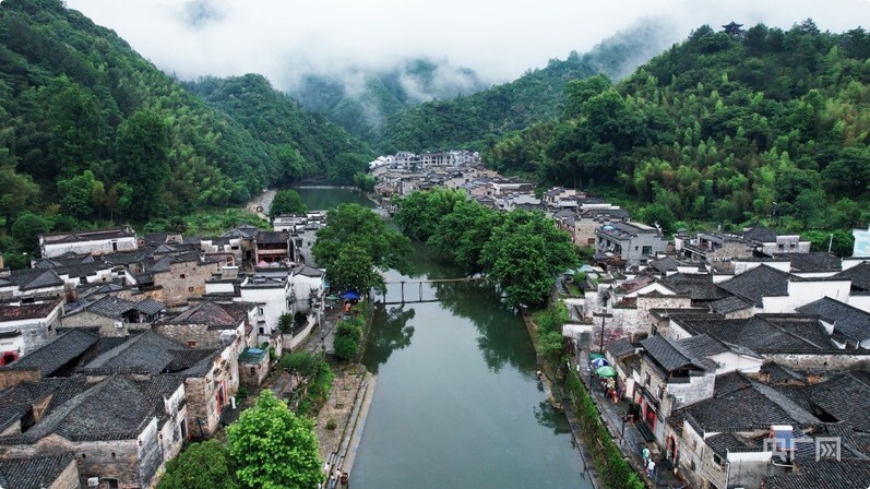 瑶河两岸的徽派古建筑群，白墙黛瓦沿河排列