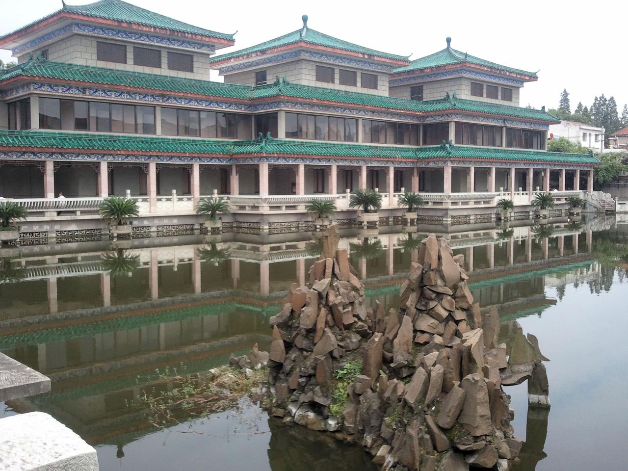 凤凰山168号汉墓展区入口，荆州博物馆内