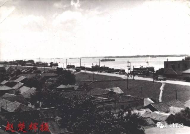 中山路70年代沿江轮渡码头旧景，可见中山路与长江的位置关系