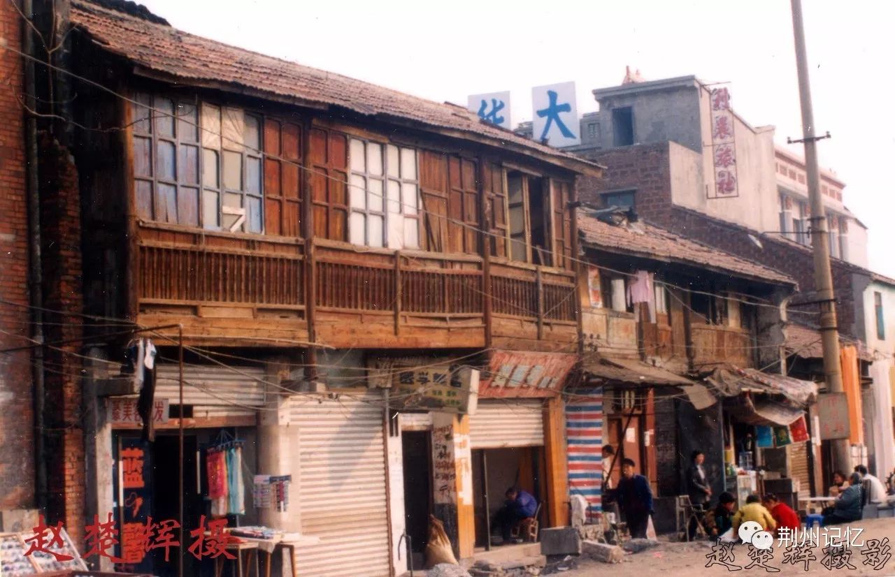 老天宝银楼与老同震银楼建筑立面，可见古典柱式和山花装饰
