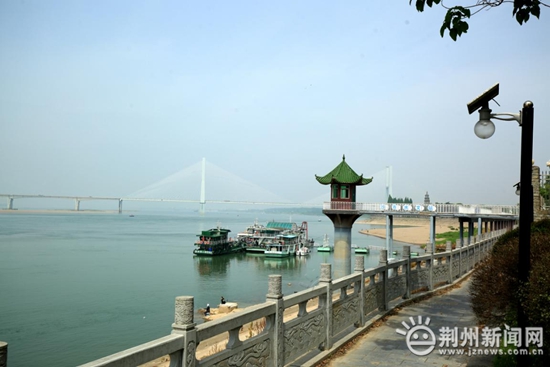 沙市水文站临江自记台，伸入江中的观测亭用于安装自动水位记录设备
