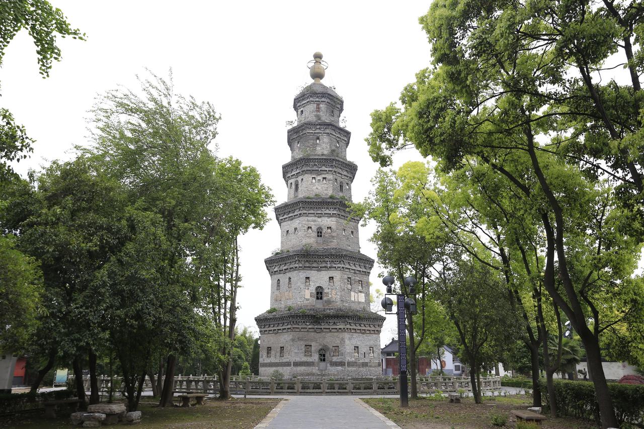 万寿宝塔全景，从万寿园内看，塔身地面可见部分为上部六层，底层已没入堤面以下