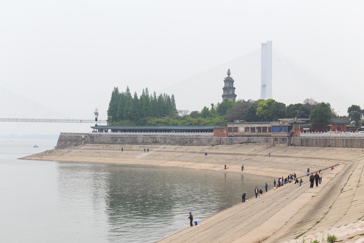 观音矶伸入江中，远处为荆州长江大桥