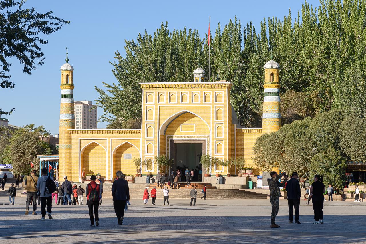 艾提尕尔清真寺寺门塔楼与广场全景