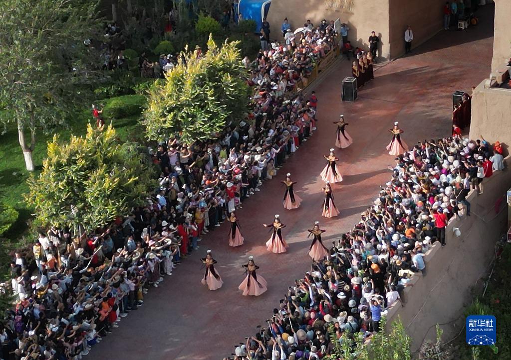 喀什古城开城仪式：东门广场上的舞蹈表演和围栏内的观众