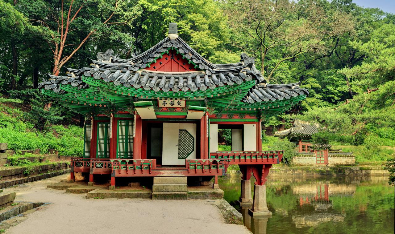 芙蓉亭贴近水面，亭阁和池塘把后苑的王室活动放进可停留的景观