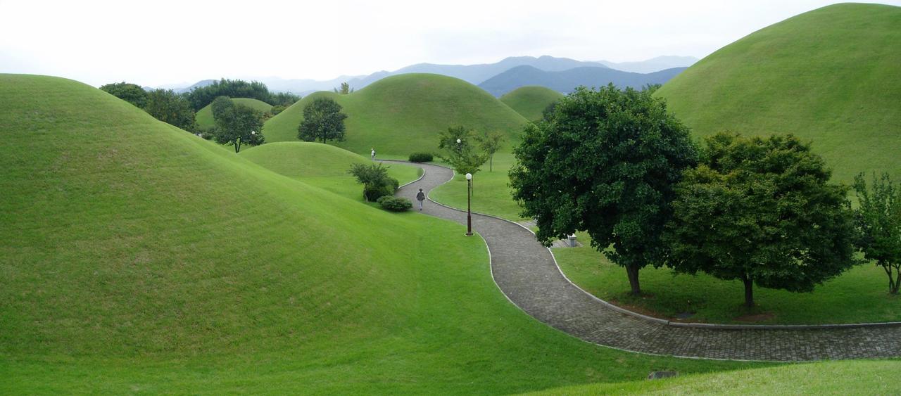 大陵苑公园封土群全景，多座半球形绿色封土散布在步道两侧