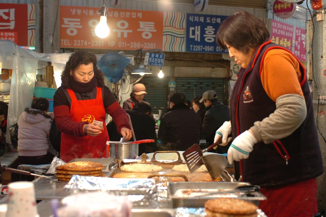 图：摊贩现煎绿豆煎饼，广藏最具代表性的食物