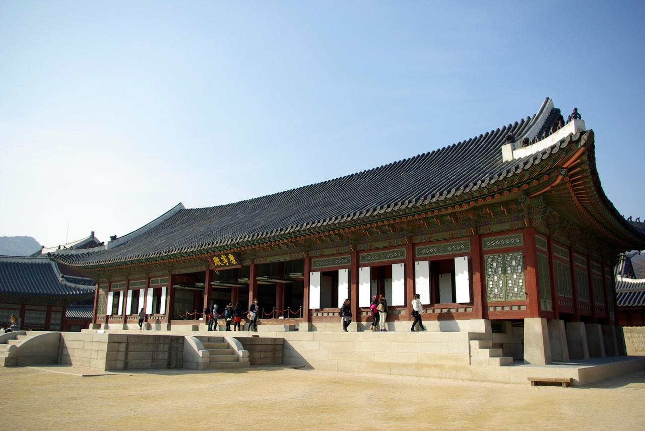 景福宫后院的复原建筑和新木结构